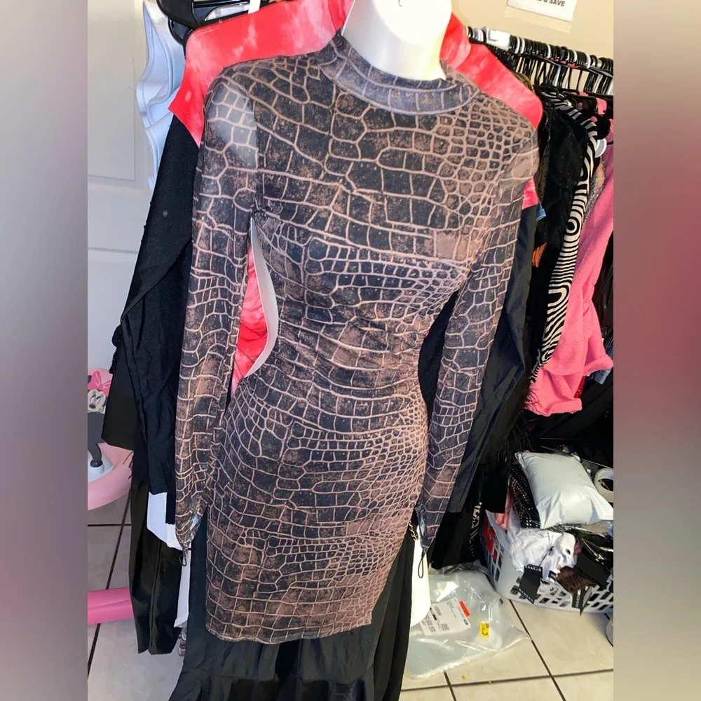 Beautiful sides Out NWT fashionnova Sexy Dress Mini Longsleeves - Picture 3 of 6